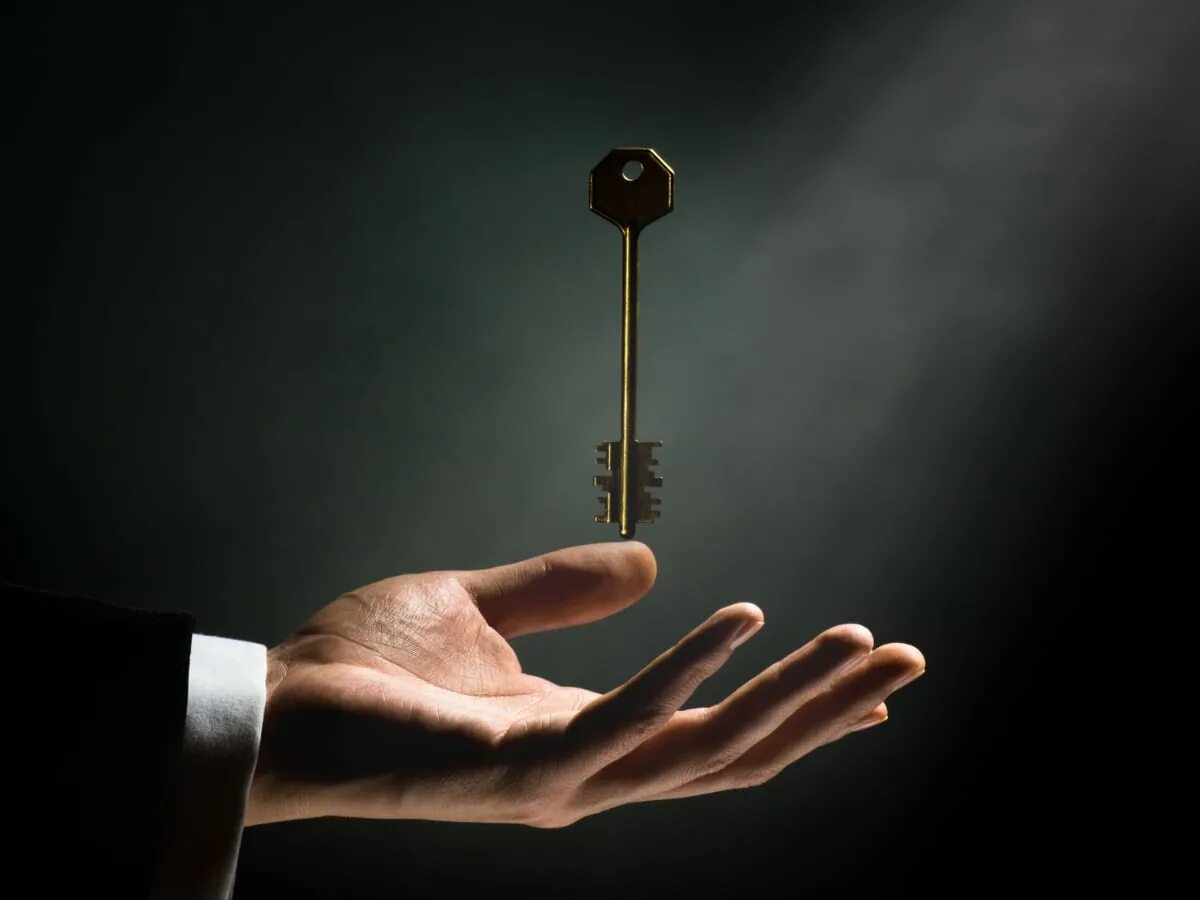 Падающий ключ. Ключ к успеху. Ключ к будущему. Человек с ключом.