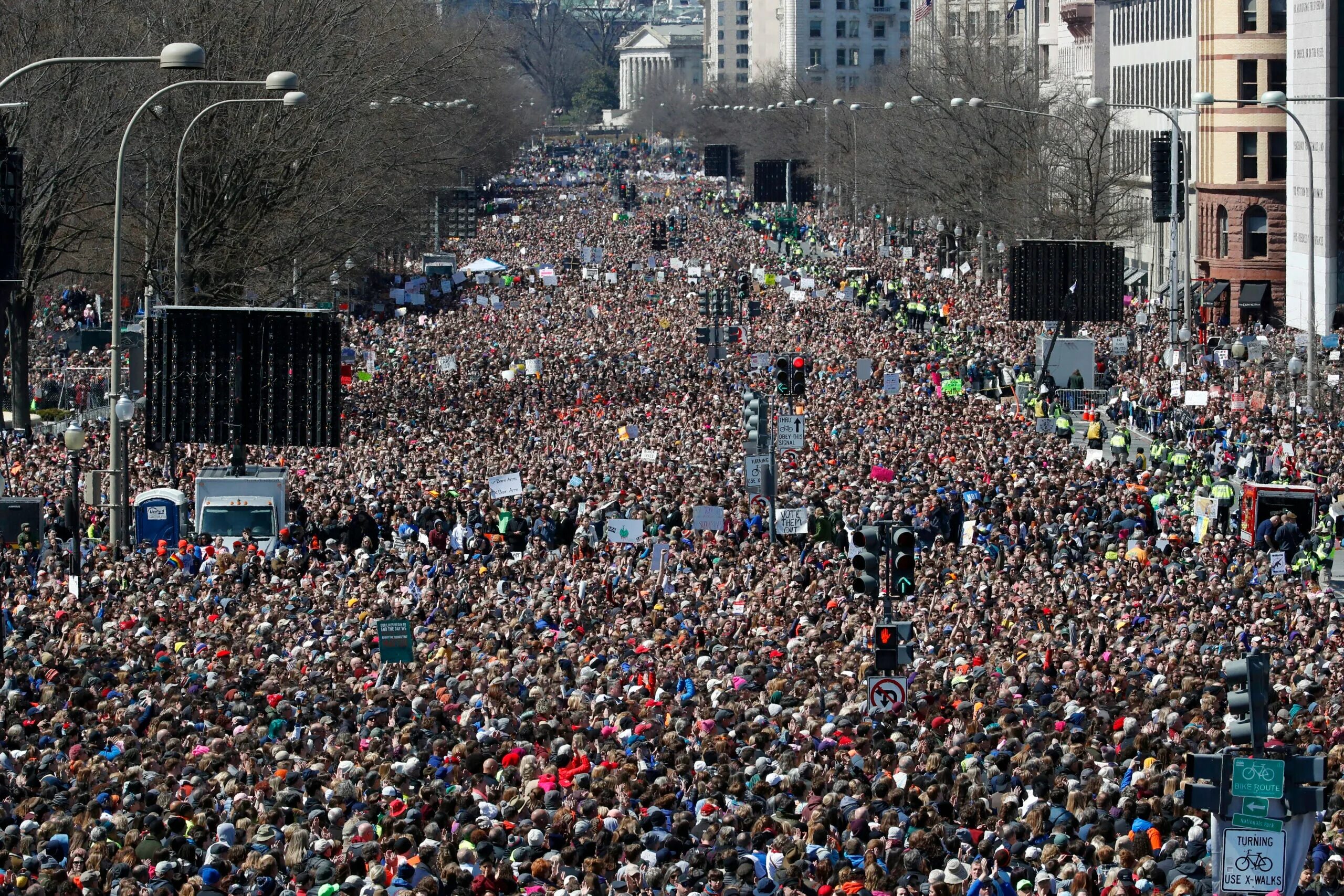 Толпа участников митинга. Огромная толпа на площади. Массовый митинг. Толпа митингующих. Человек толпы.