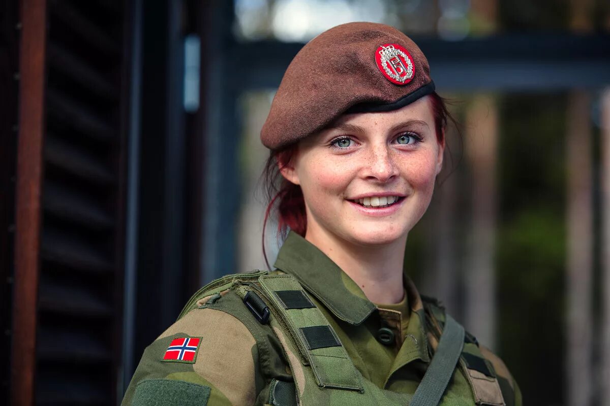 Военнообязанные лицо. Женщины военные. Женщина солдат. Норвежская армия девушки.