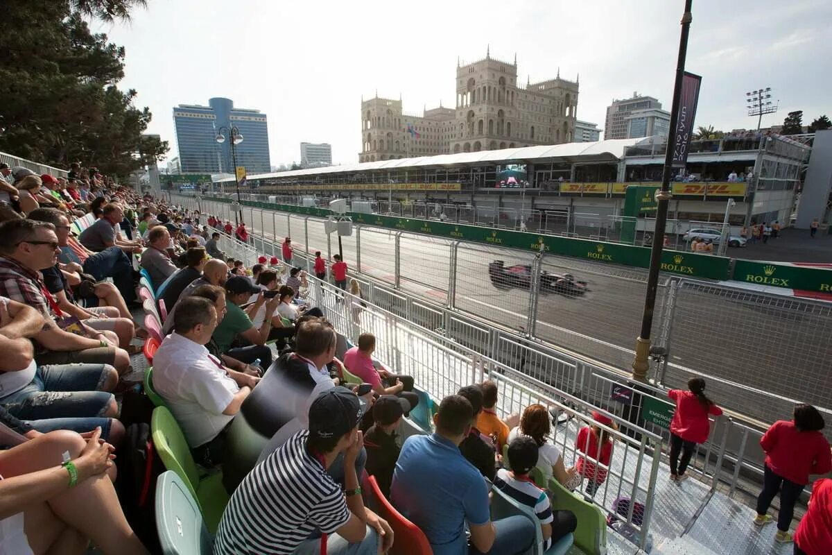 Формула 1 баку трибуны. Трасса f1 баку. Трибуны гран при баку. Трибуны гран при баку. Формула 1 баку трибуны.