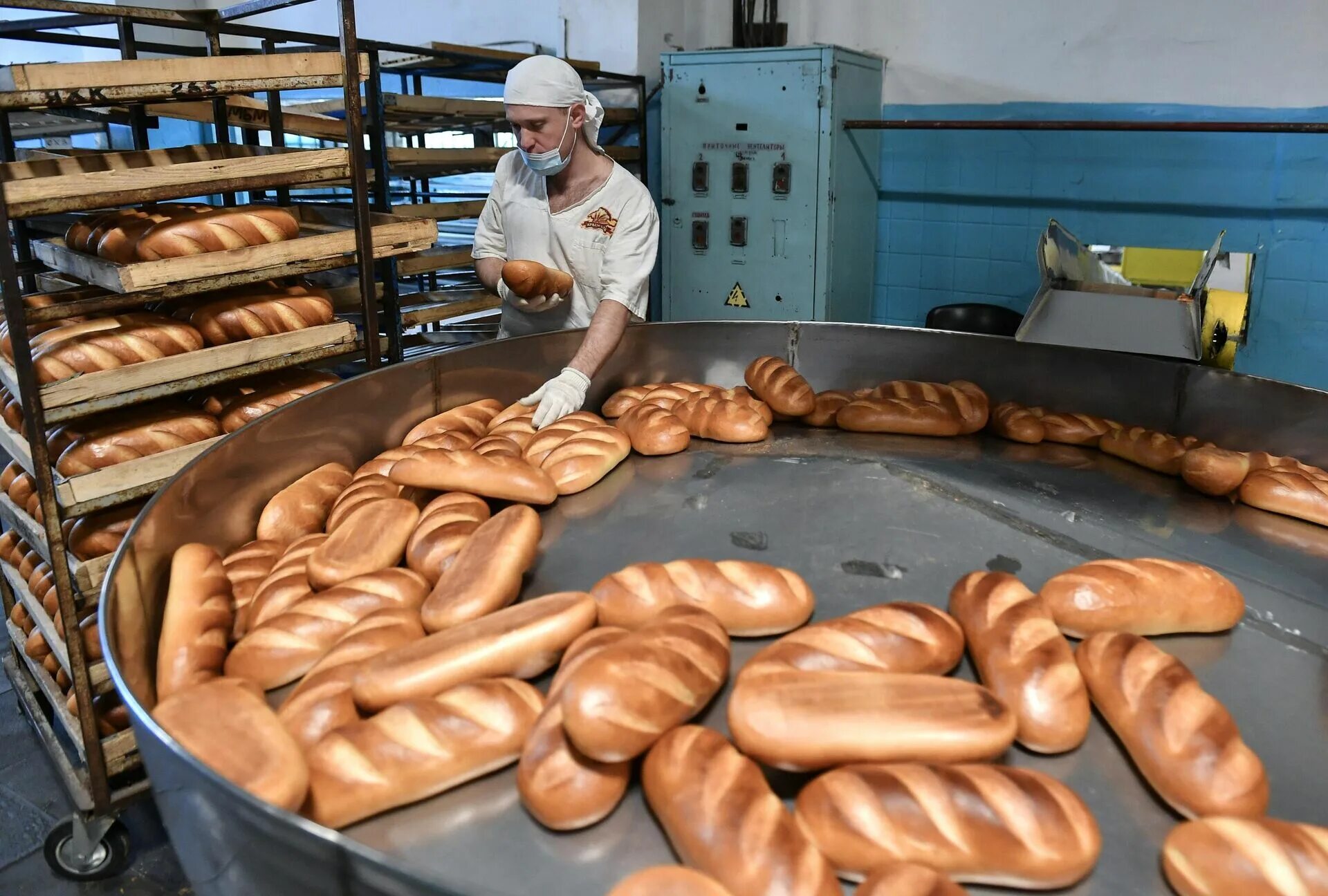 Производство хлебопекарной муки. Хлеб Тарту Крымхлеб. Хлебопекарный завод. Хлебопекарное производство. Производство хлеба.