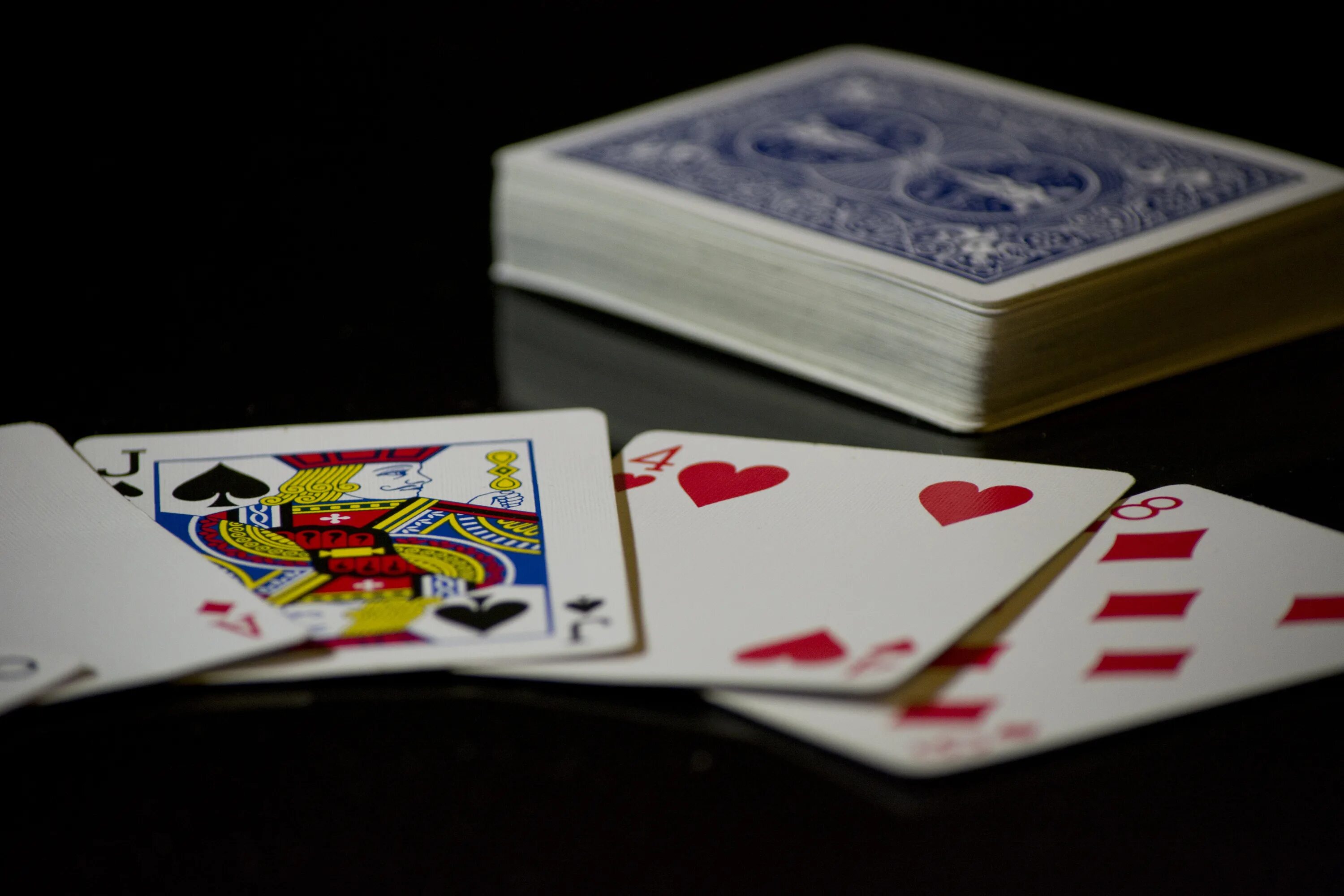 Первые игры в карты. Игральные карты. Азартная карточная игра. Игральные карты на столе. Красивые карточные игры.