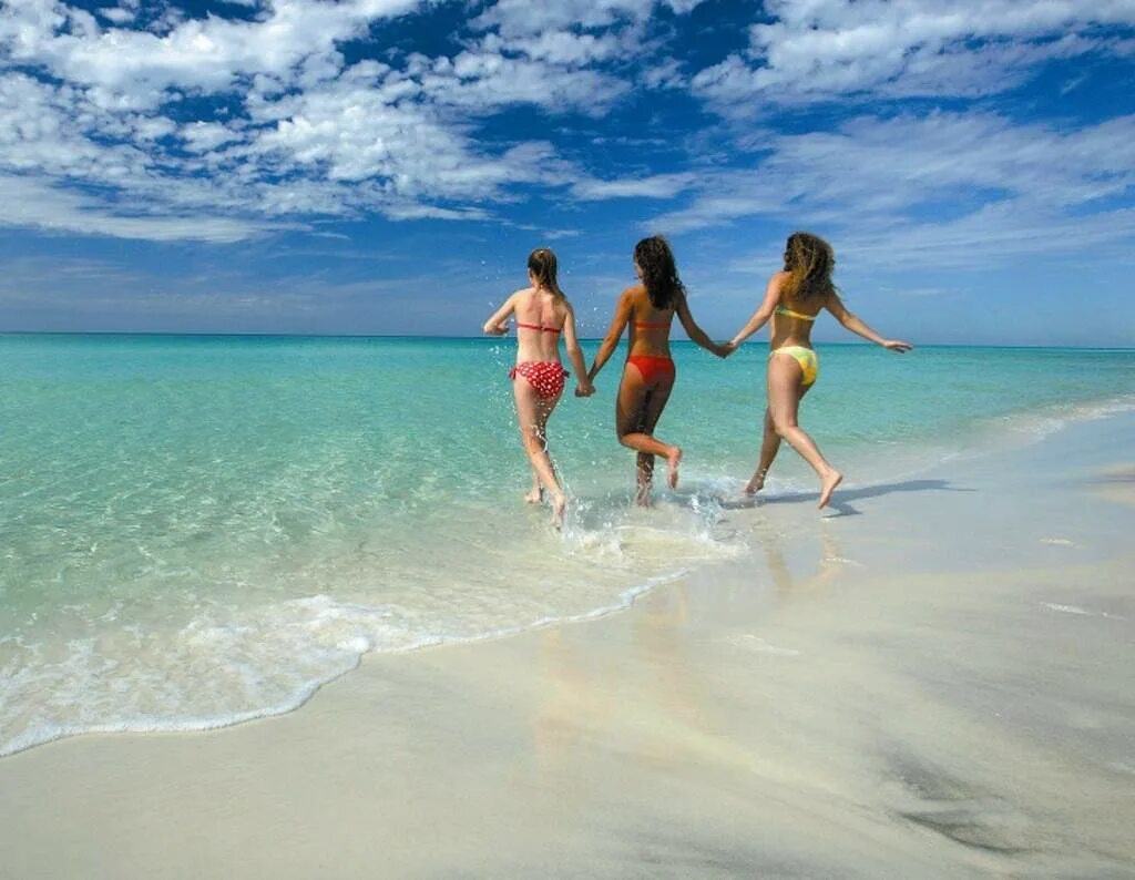 Повседневный отдых. Три девушки на море. Подруги на море. Подружки на море. Подруги на пляже.