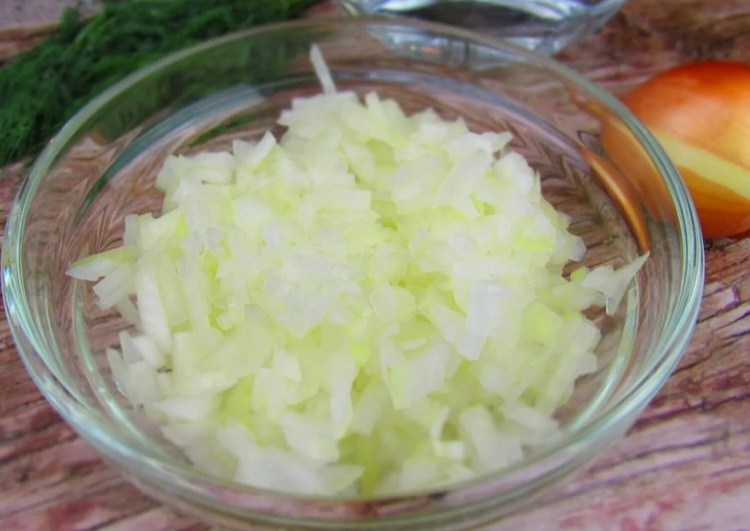 Лук красный. Маринованный красный лук. Салат с красным луком. Салат с капустой и овощами. Салат с луком и уксусом.
