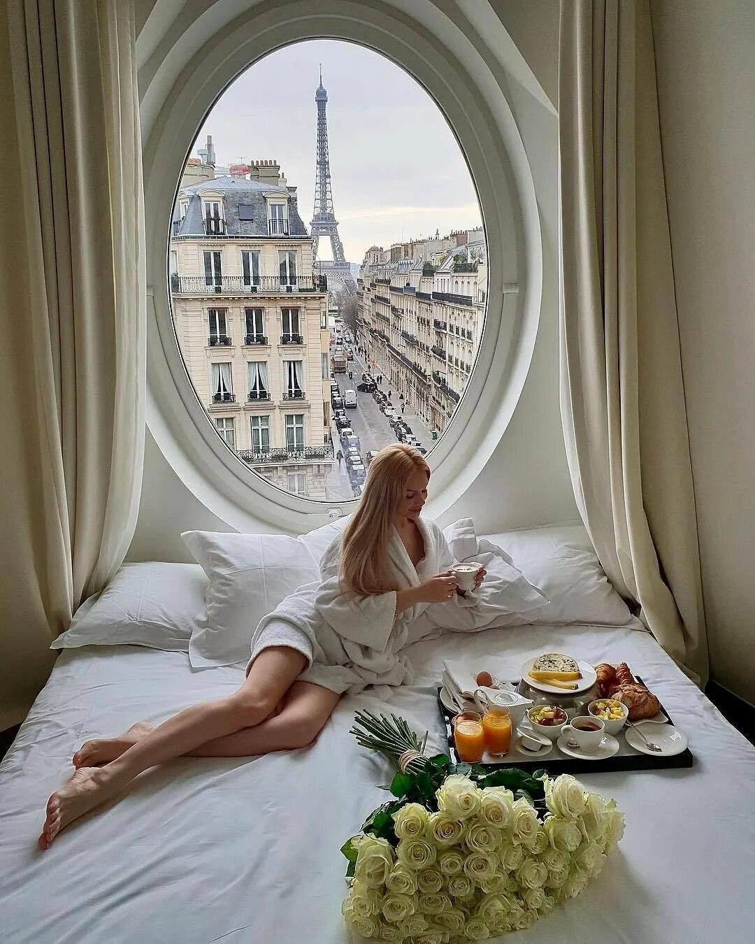 Роскошный словно. Романтическое утро. Красивая женщина утром. Фотосессия в отеле. Завтрак на балконе.