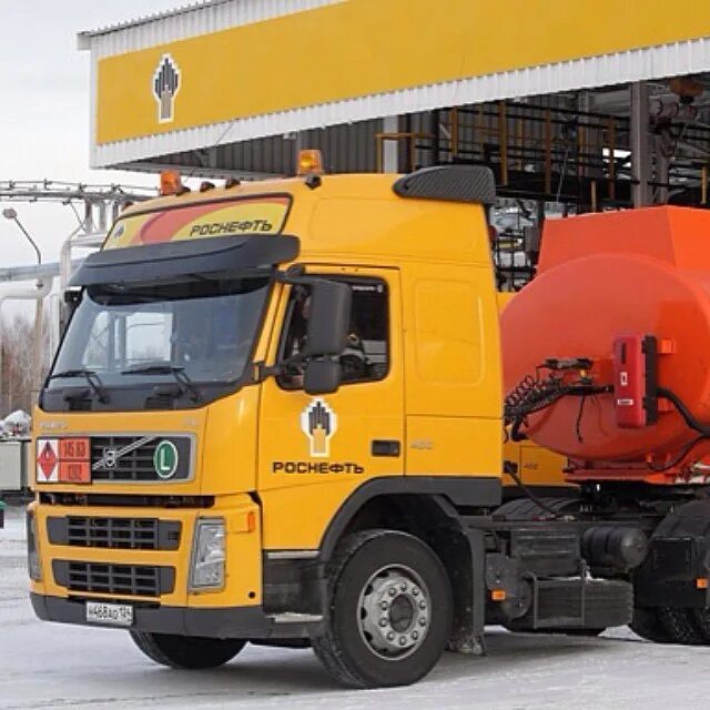 Отзывы роснефть водители. Заправки роснефть и ростнефть. Автоцистерна роснефть. Бензовозы роснефть вольво тс 1. Заправочная станция роснефть.