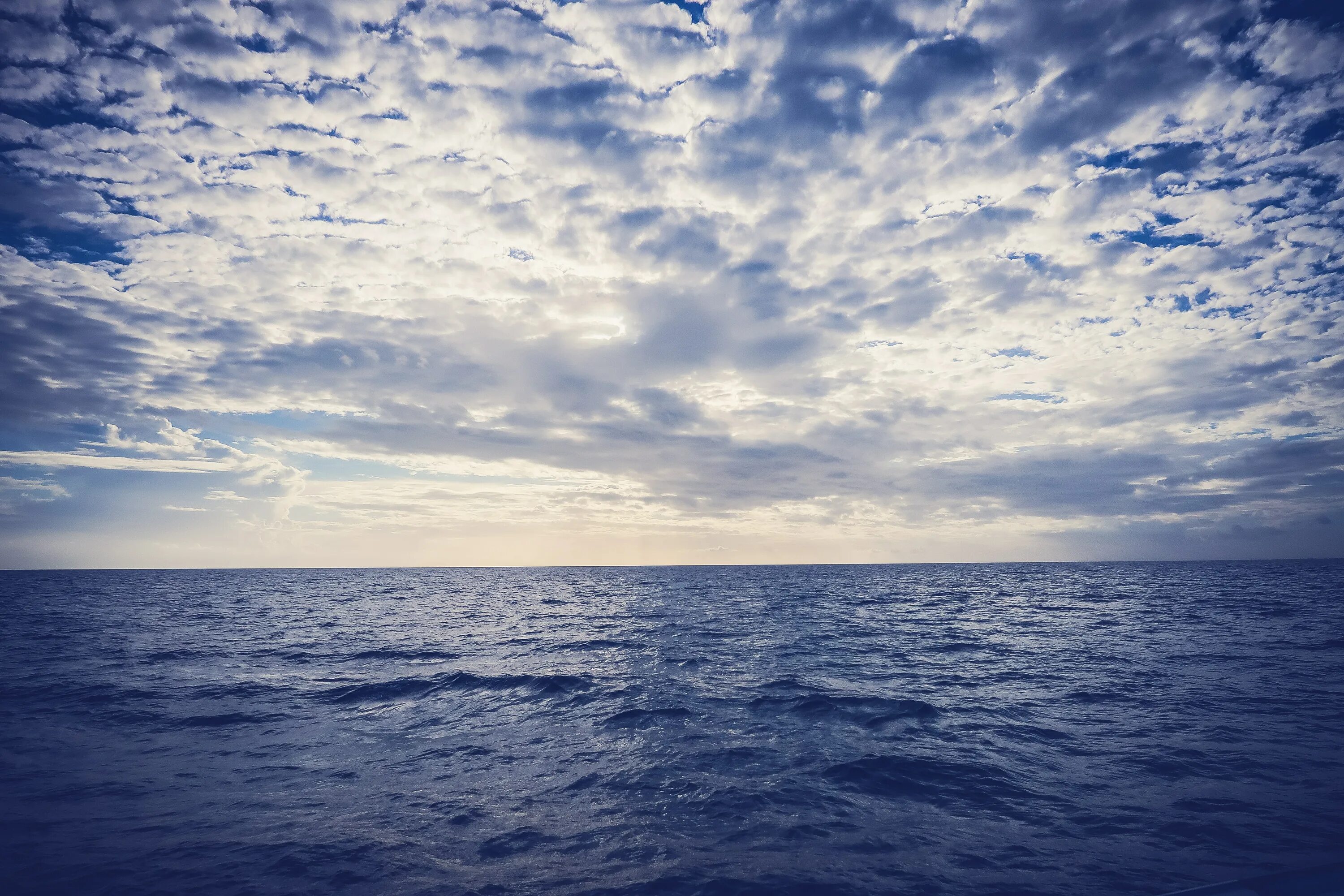 Вода первый горизонт. Море Горизонт. Облака над морем. Море и небо. Спокойное море.