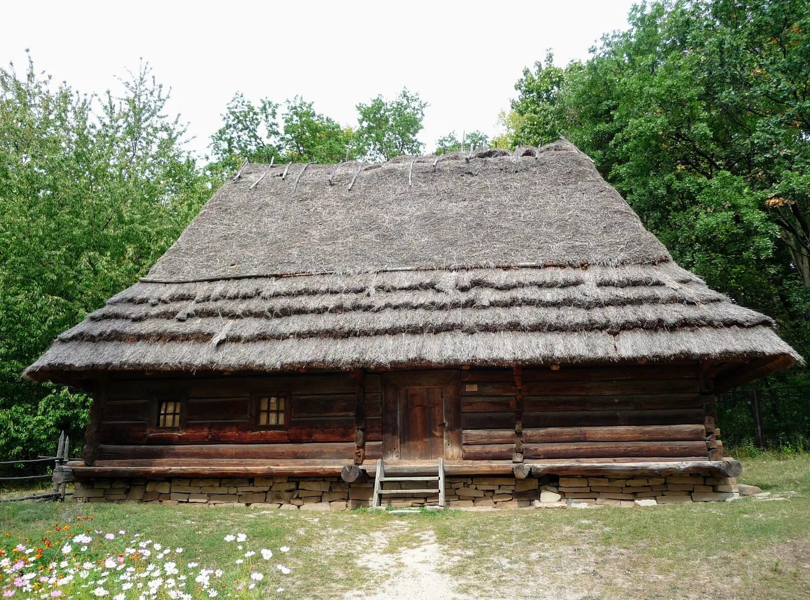 Хата. Хата бревенчатая. Деревянная хата. Хата из дерева.