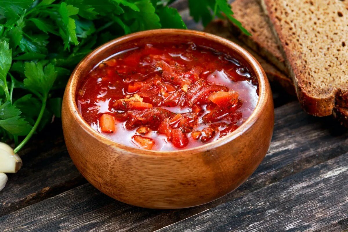 Борщ с грибами капустой и мясом. Постный борщ. борщ в деревянной тарелке. вкусный постный борщ с фасолью. борщ из квашеной капусты со свеклой.