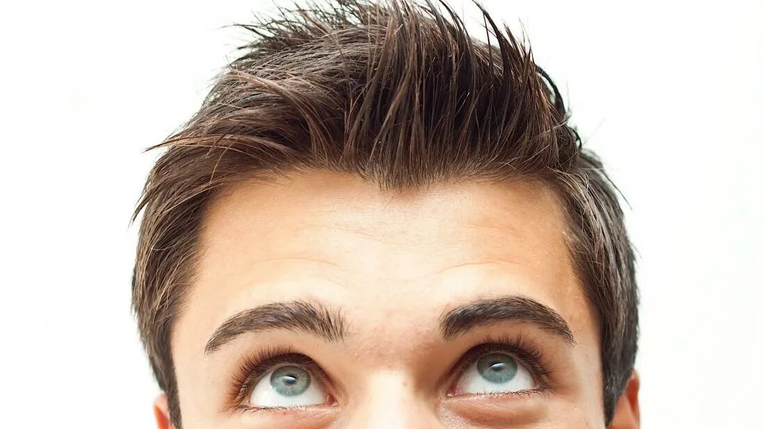 Парень с приподнятой головой. Лицо боком верх. Человек указывает пальцем вверх. Человек указывает вверх. Мужские брови.