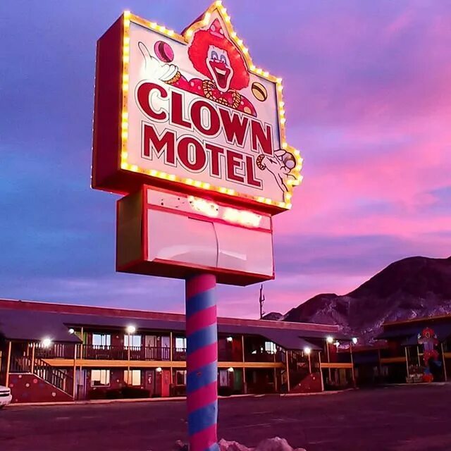 Мотель клоун. Clown Motel.