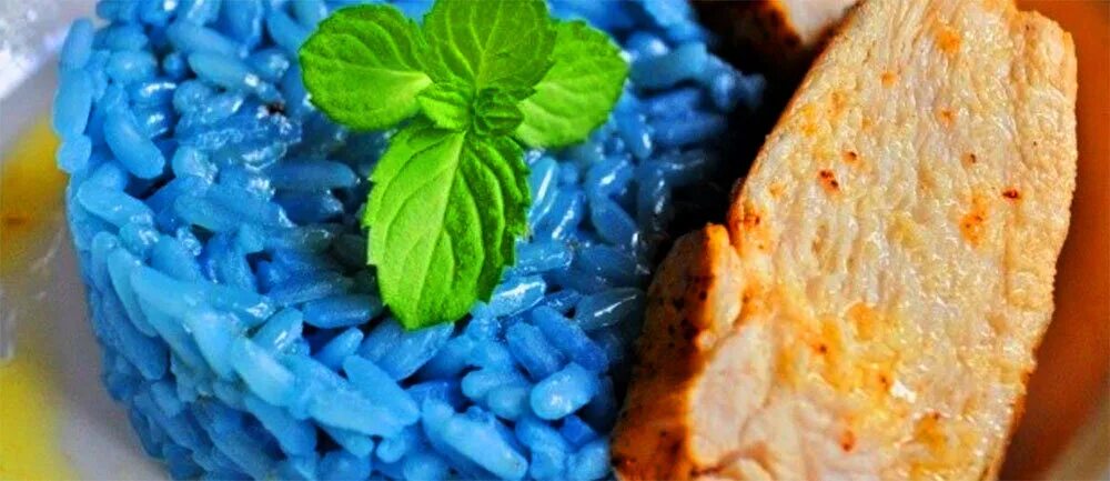 Blue rice. Голубой рис. Синий замаринованный рис. Кул рец голубой. Рис в синих прозрачных пачках.