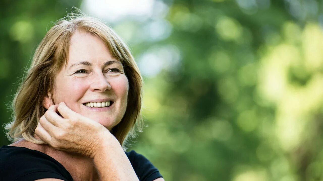 Женщина с морщинами. Уставшая пожилая женщина. Девушка с морщинами. Зрение после 35 лет. Пожилая женщина за компьютером.