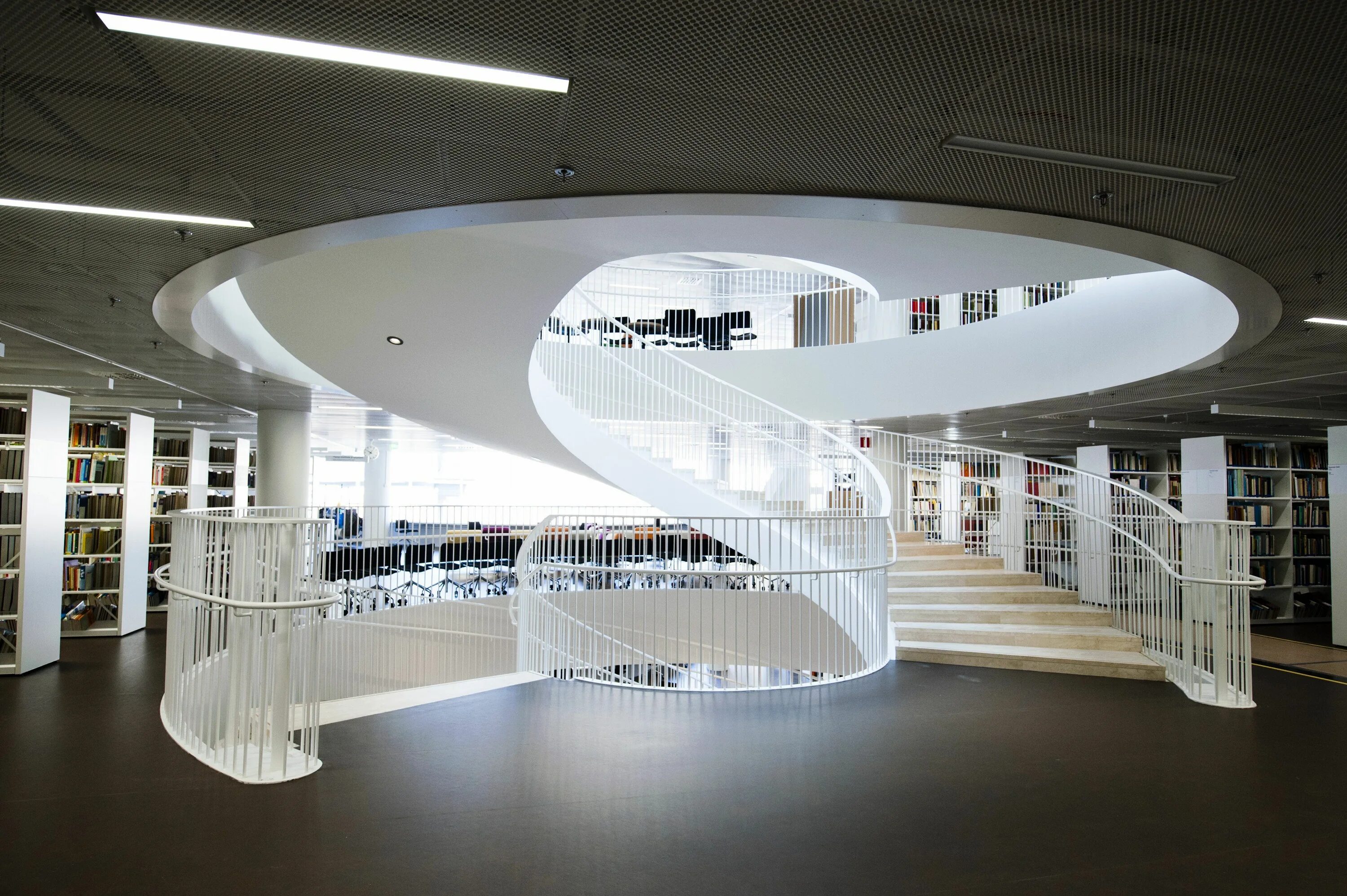 Хельсинки, городская библиотека «Oodi». Библиотека университета Хельсинки. Библиотека в Хельсинки архитектура. Библиотека Кайса Хельсинки.