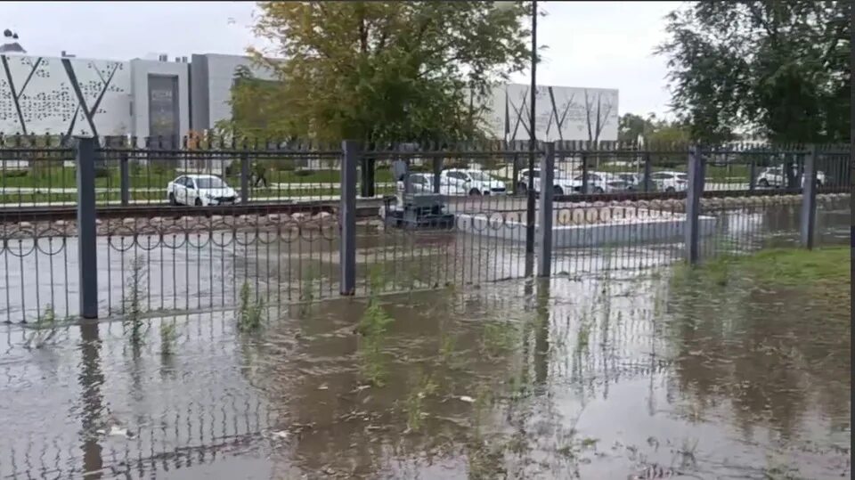 Волгоград ворошиловский отключение. Авария на водопроводе Волгоград. Волгоград Коммунальная авария в пойме царицы. Ворошиловский район Волгоград. Волгоград набережная после дождя.