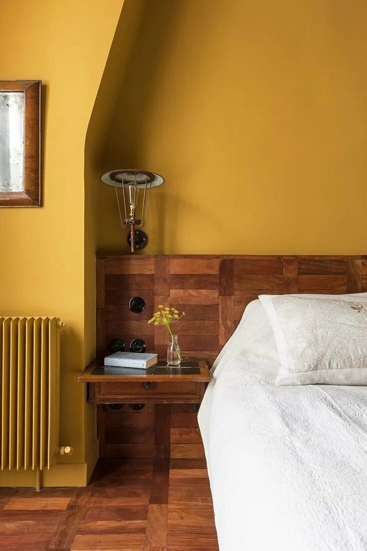 Горчичный в интерьере. Горчичные стены. Желтые стены в интерьере. Горчичный цвет стен в интерьере. Спальня в горчичном цвете.