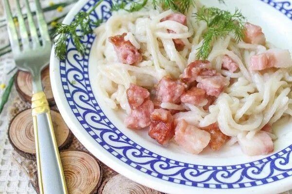 Спагетти с ветчиной рецепты. Спагетти с ветчиной рецепты. Паста карбонара. Тальятелле с ветчиной и сливочным соусом. Спагетти для пасты карбонара.