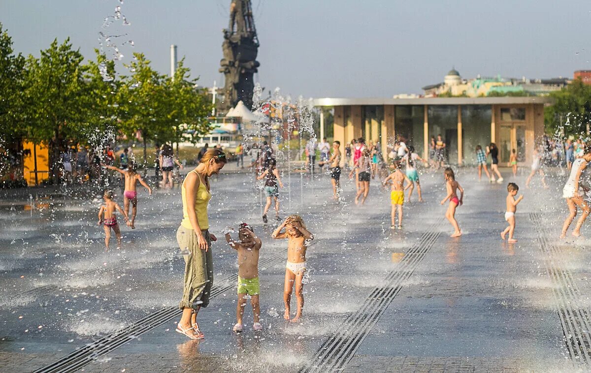 Будет ли лето жарким. Жара в Москве 2010. Летние купания в фонтане. Дети купаются в фонтане. Жара дети купаются в фонтане.