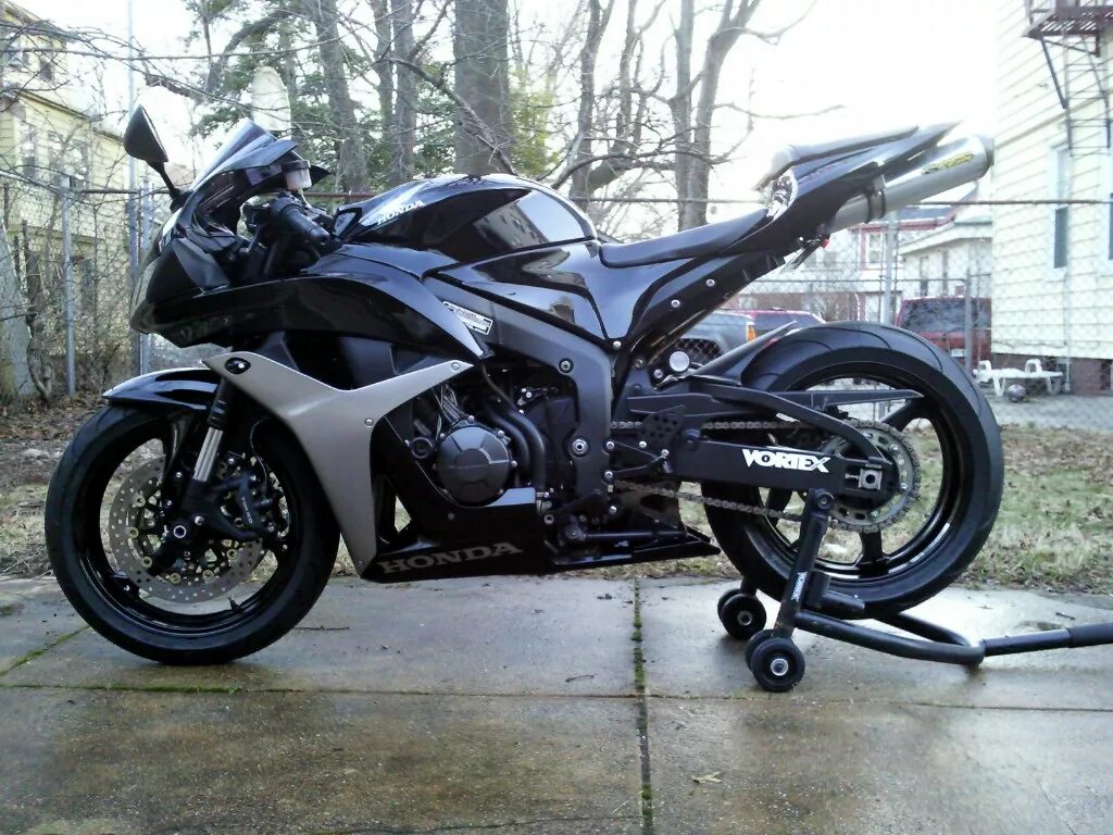 черный сузуки джиксер 600. Mercedes benz w140 s600 v12. 600 7. Suzuki gsx r 600 k6. Gsx-r 600 k6.