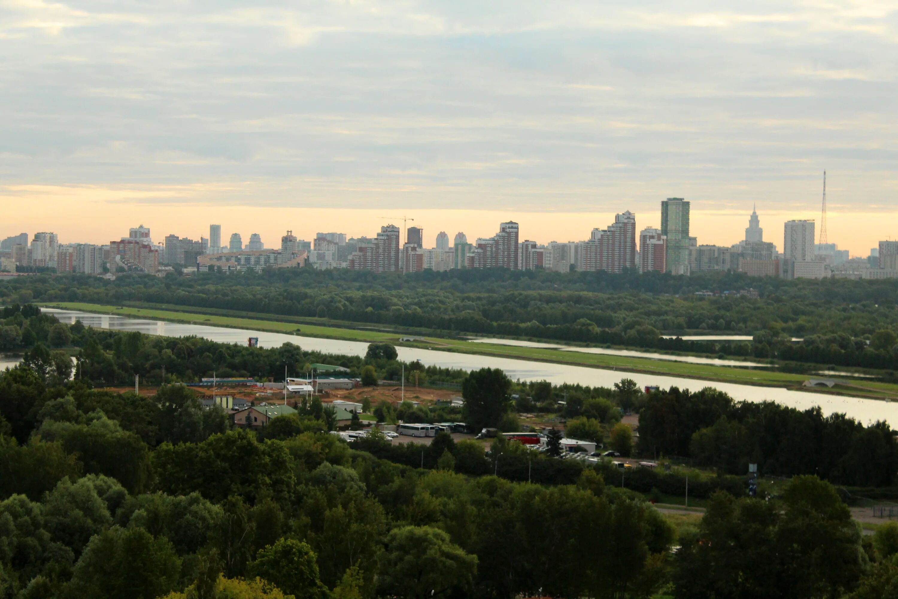 Москва стоит на холмах. Парк Крылатские холмы. Западный Крылатский холм, Москва. Крылатские холмы Халидовы. Вид на Москва Сити с Крылатских холмов.