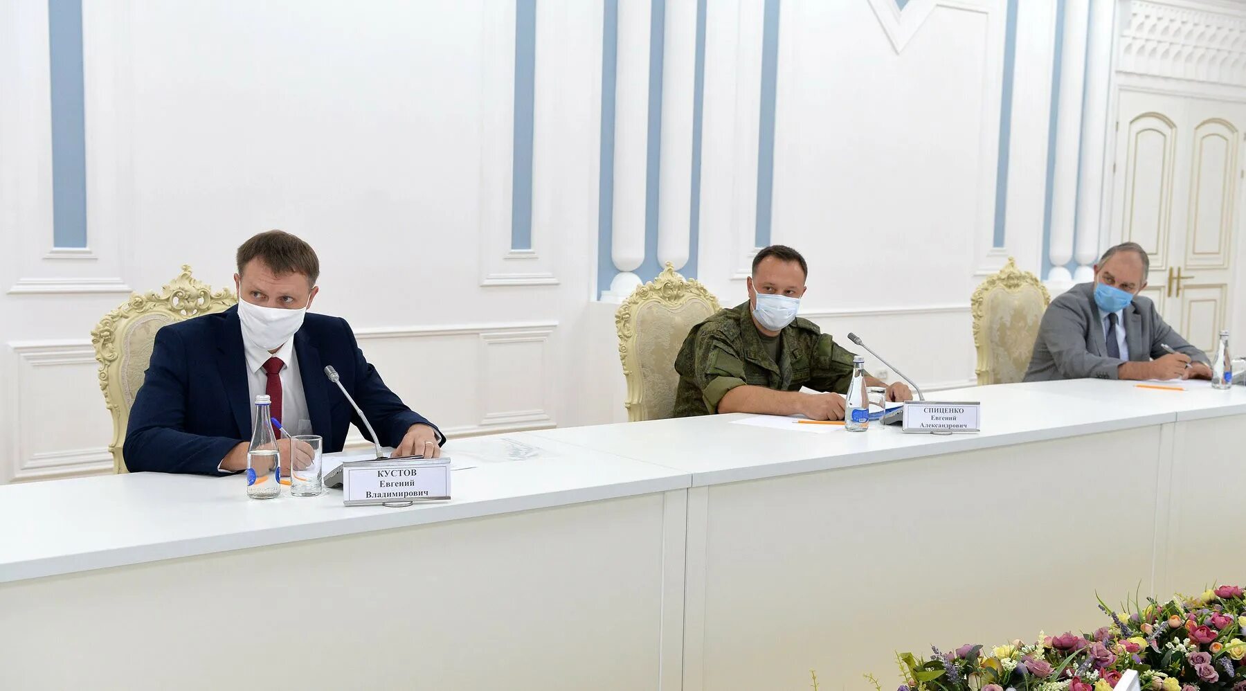 Где пропущенные запятые. Кустов окончание. Куст на белом фоне. Деревья кустарники травы. Ученики посадили в саду 28 берёз.