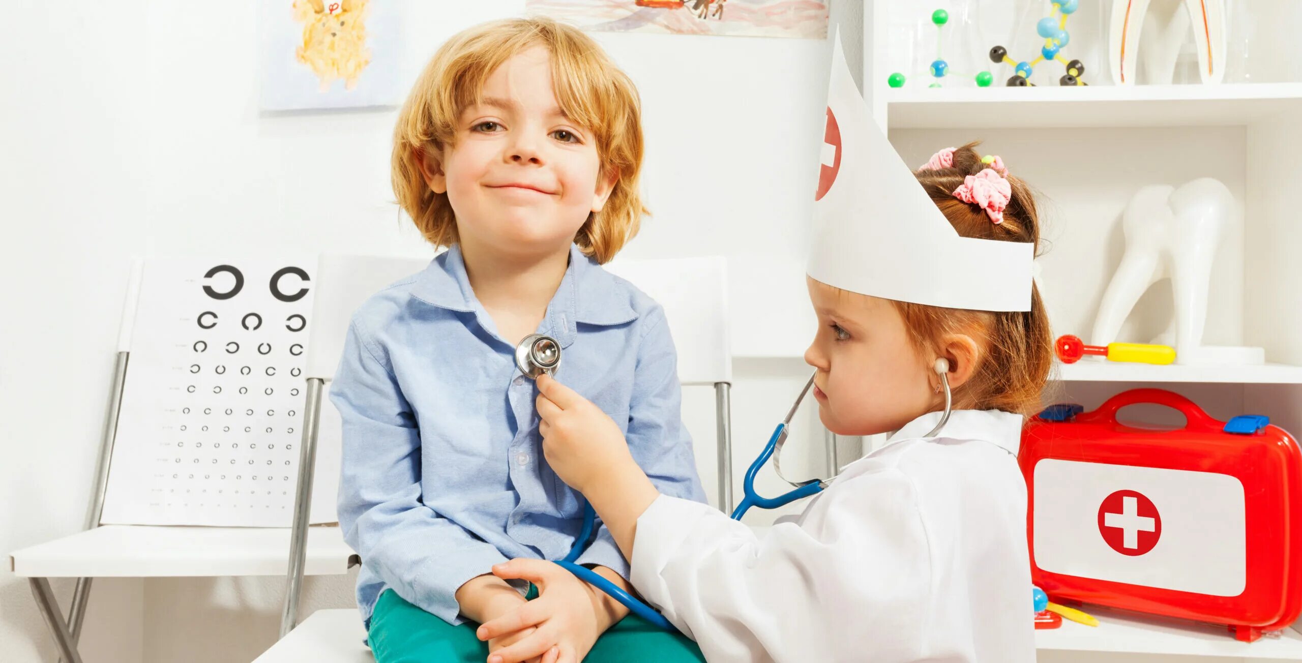 122 врач ребенку. Дети играют во врача. Ребенок, играющий в доктора. Дети играющие в доктора. Девочка играет в доктора.