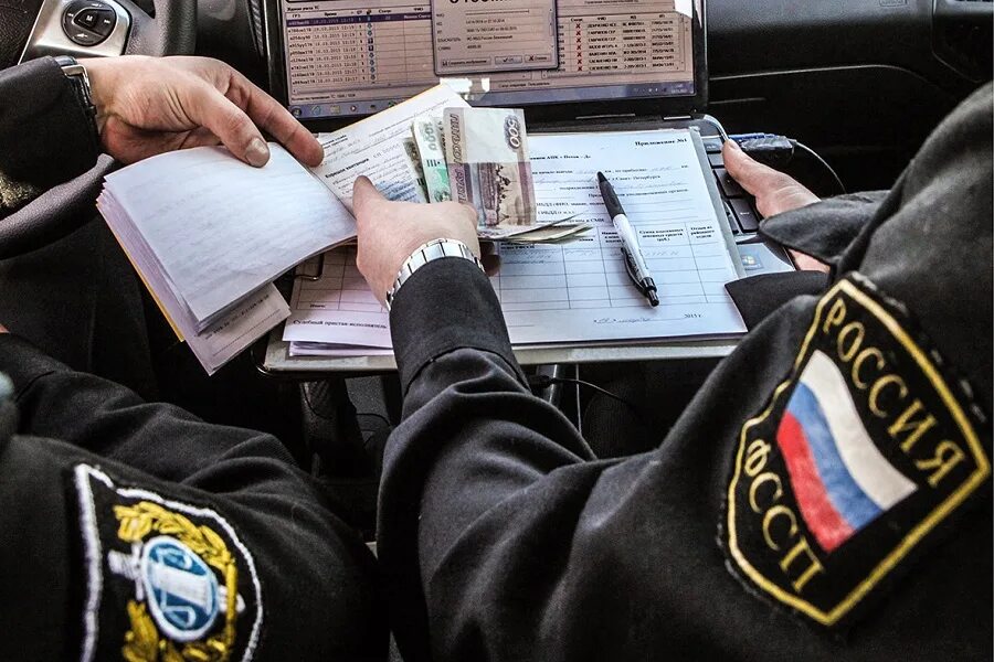 Исполнительский сбор фото. Удержание приставов. Удержание приставов. Кричит на судебных приставов исполнителей. Алименты.