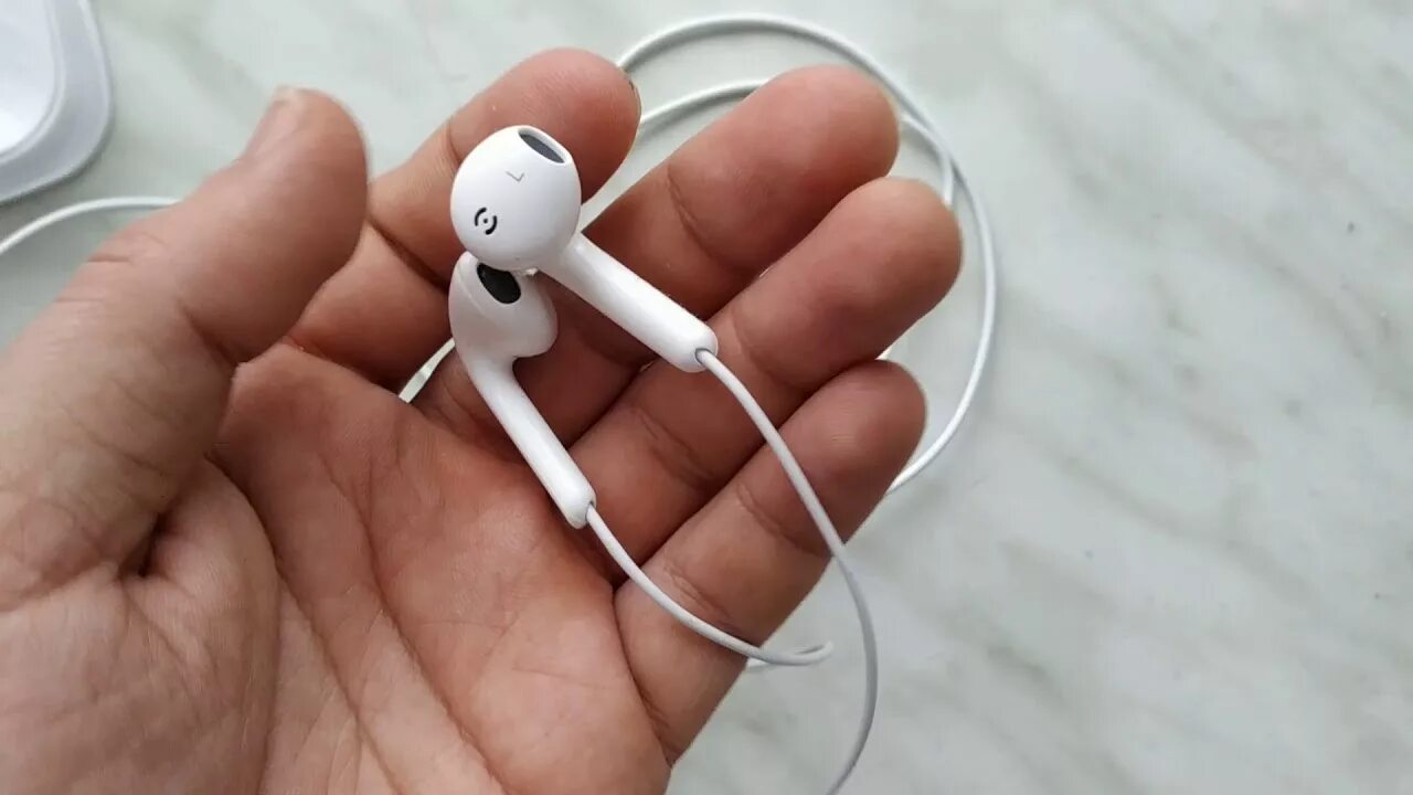 Наушники airpods управление. Наушники Earpods 2022. Наушники Apple Earpods 2023. Без наушники Earpods 2022. Наушники Apple Earpods внутри.