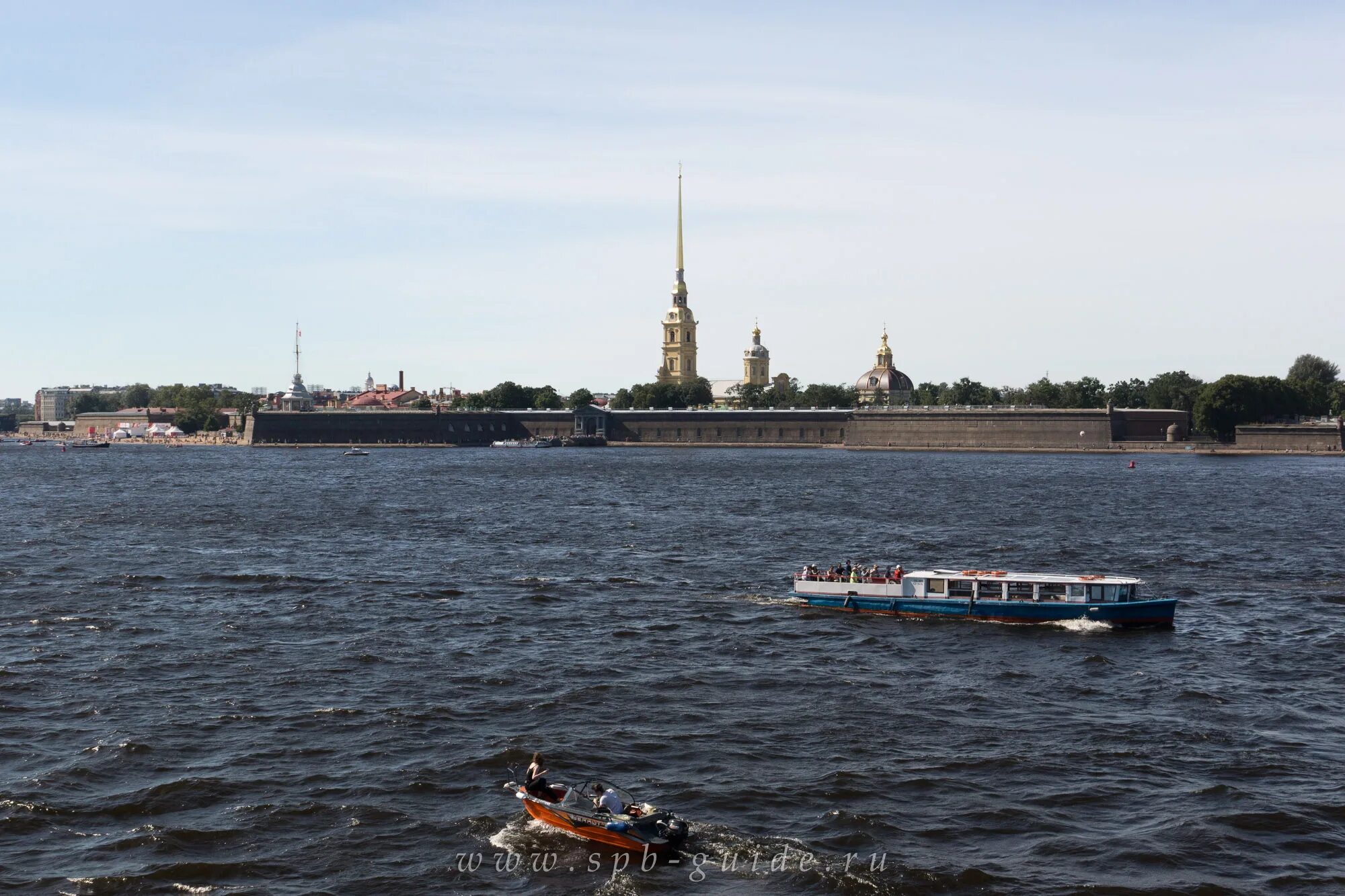 Ширина реки невы. Петропавловская крепость на реке Нева. Петропавловская крепость со стороны Невы. Петропавловская крепость панорама с Невы. Вид на Петропавловскую крепость с Дворцовой набережной.