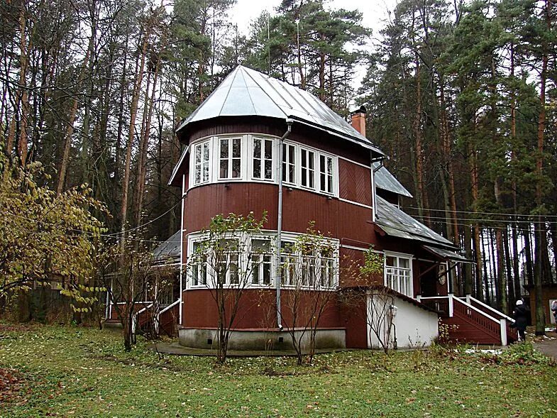 Купить дачу писателя. Поселок писателей Переделкино. Городок писателей Переделкино. Дача Каверина в Переделкино. Дача Ворошилова в Переделкино.