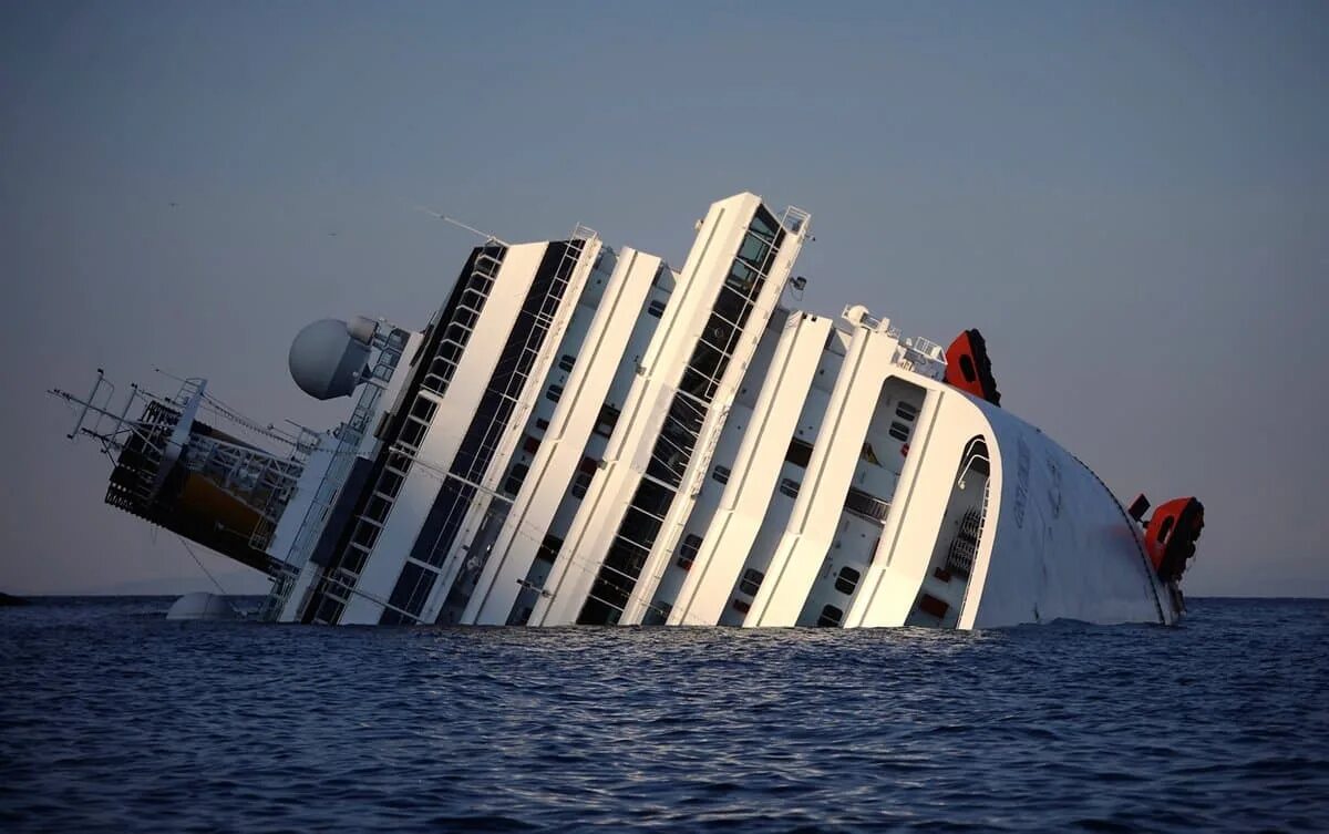 Costa concordia крушение. Коста Конкордия крушение. Корабль Коста Конкордия крушение. Круизный лайнер Коста Конкордия. Крушение Коста Конкордии 2012 год.