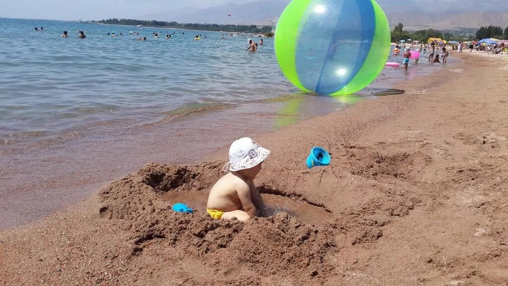 Лагерь на иссык куле. Пляж бостери иссык куль. детский лагерь пляж иссык куль. отель колорадо иссык-куль бостери. дети на иссык куле.