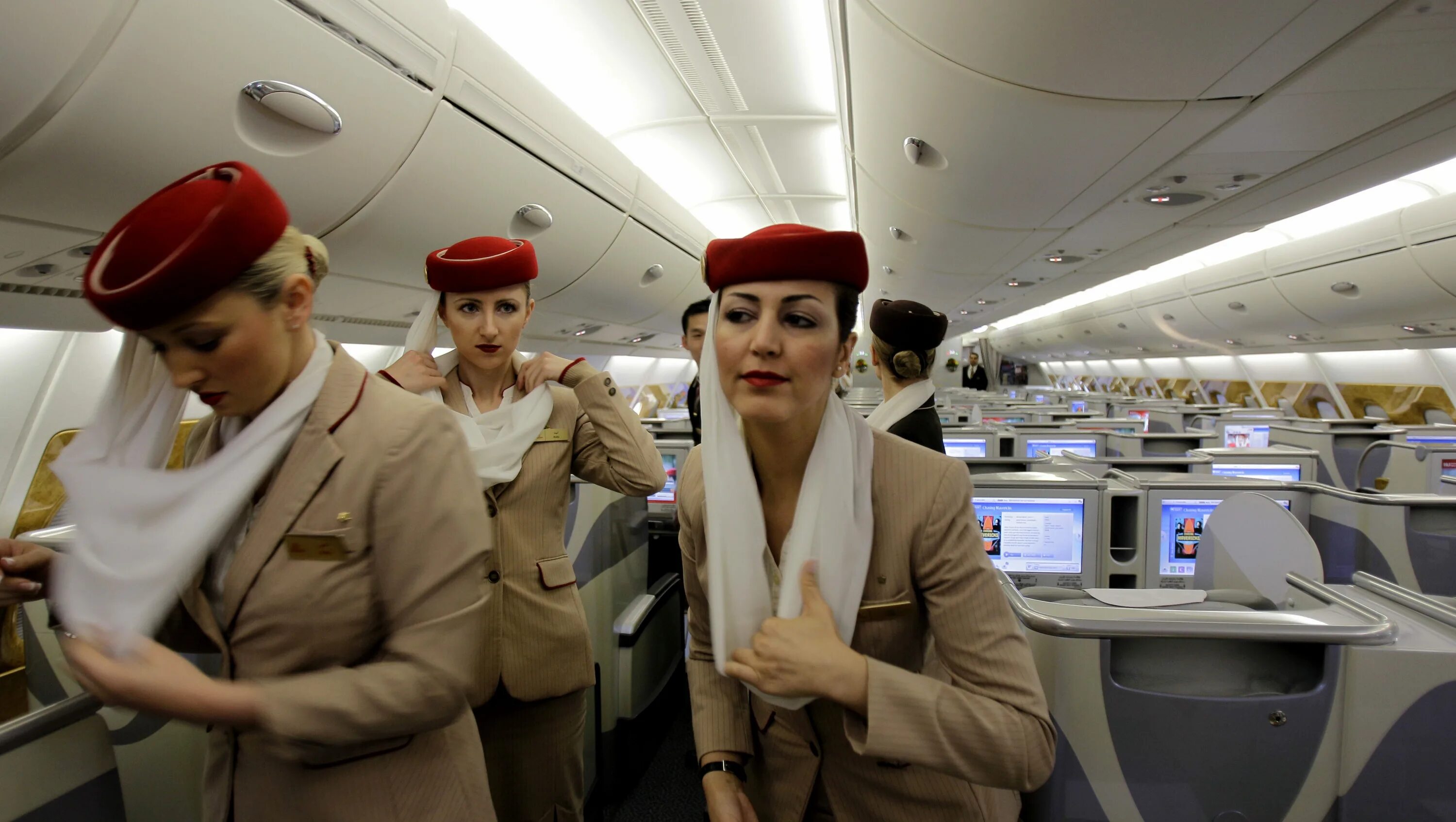 Рейс 798 дубай москва. А380 Эмирейтс стюардессы. Дубай авиакомпания Emirates Airlines. Экипаж Эмирейтс 380. Аэробус а380 Эмирейтс стюардессы.