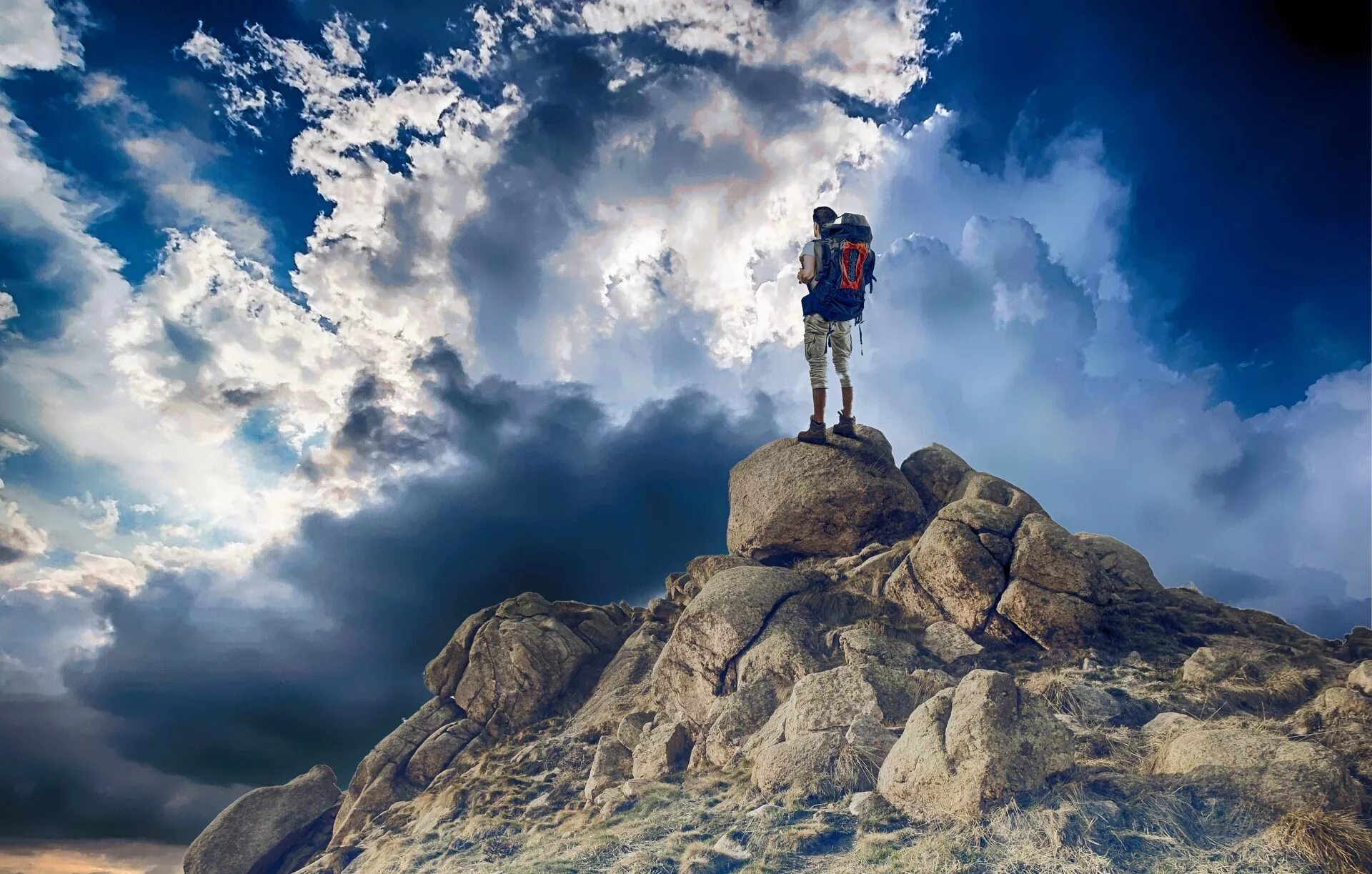 на вершине успеха. восхождение на гору. вершина горы. человек на вершине горы. человек на вершине горы.