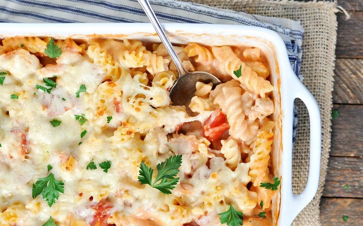 Макаронная запеканка с яйцом. Запеканка из макарон с курицей в духовке. запеканка из макарон с курицей и помидорами. запеканка с курицей и макаронами в духовке. запеканка из макарон с курицей и сыром в духовке.
