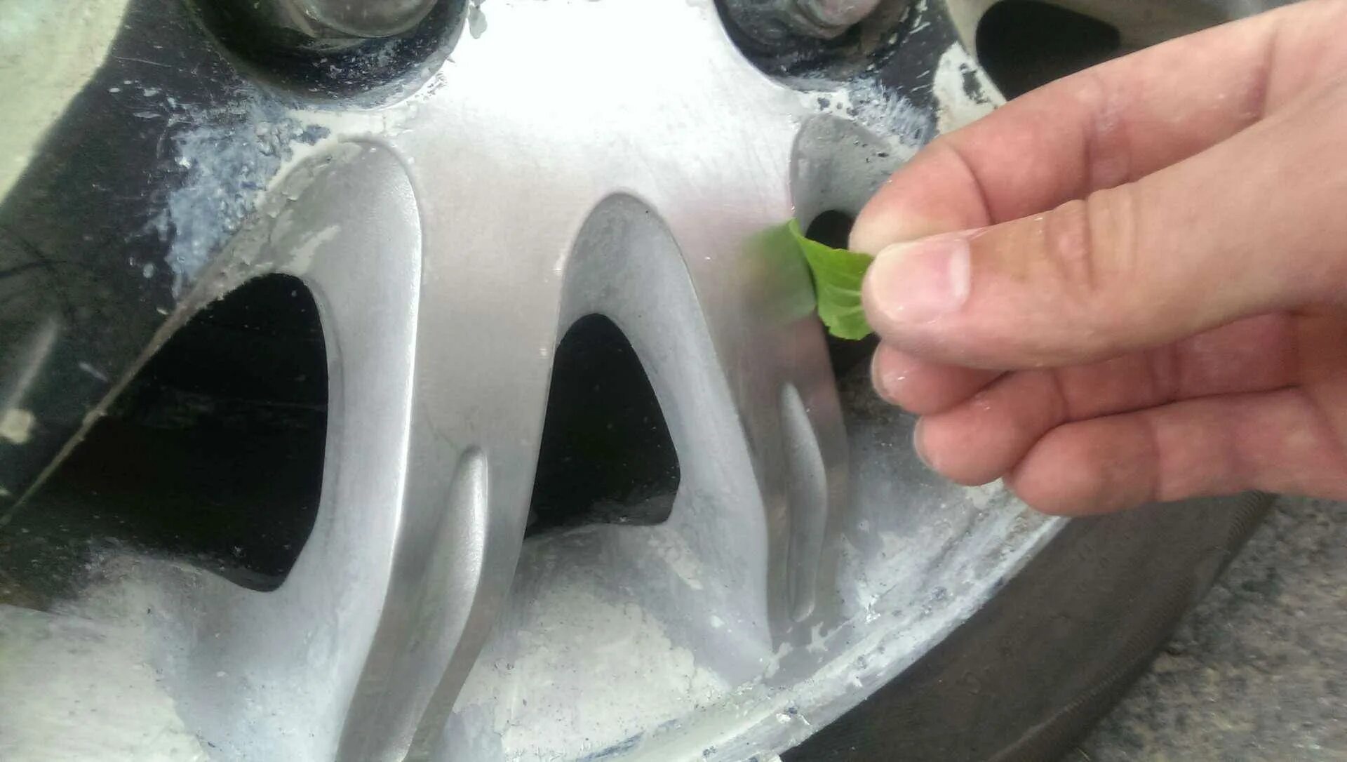 Очиститель дисков от ржавчины. Как убрать с литых дисков. Царапина на литом диске. Ржавые литые диски. Как убрать с литых дисков.