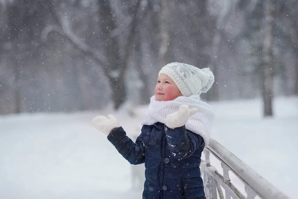 мальчик в снегу. ребенок замерз. а на улице мороз детская. художник скотт густафсон. дети зимой.