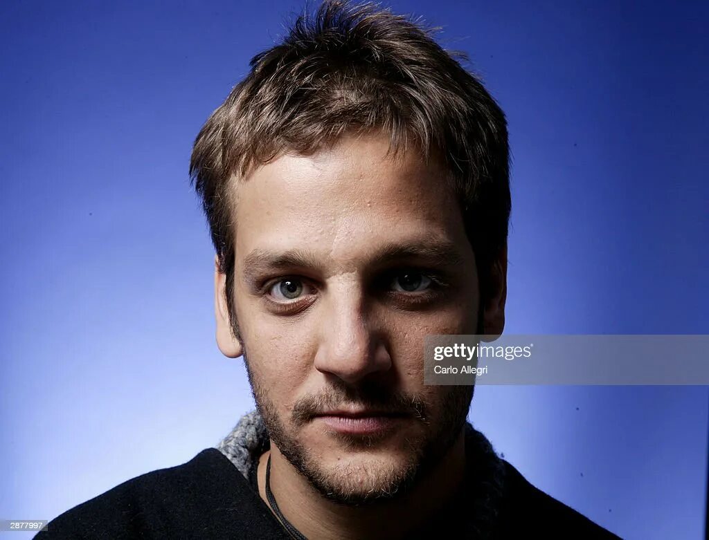 Кристиана де ла фуэнте. Сэмюэл пейдж отчаянные домохозяйки. Кристиан де ла фуэнте голый. Кристиан де ла фуэнте фильмы. Родриго де ла серна бумажный дом.