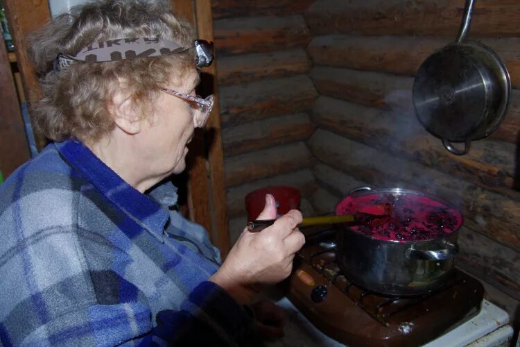 Бабушка варит. Бабушка готовит. Бабушкины кастрюли. Старушка готовит. Бабушка с вареньем.