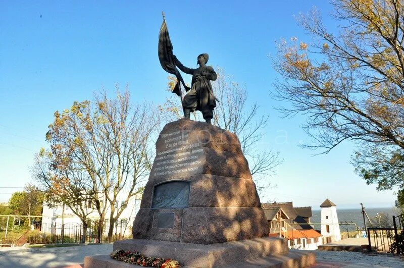 Памятник казакам в Тамани. Тамань Краснодарский край памятник первому казаку. Станица Тамань достопримечательности. Памятник казакам переселенцам ст Тамань. Пермь тамань