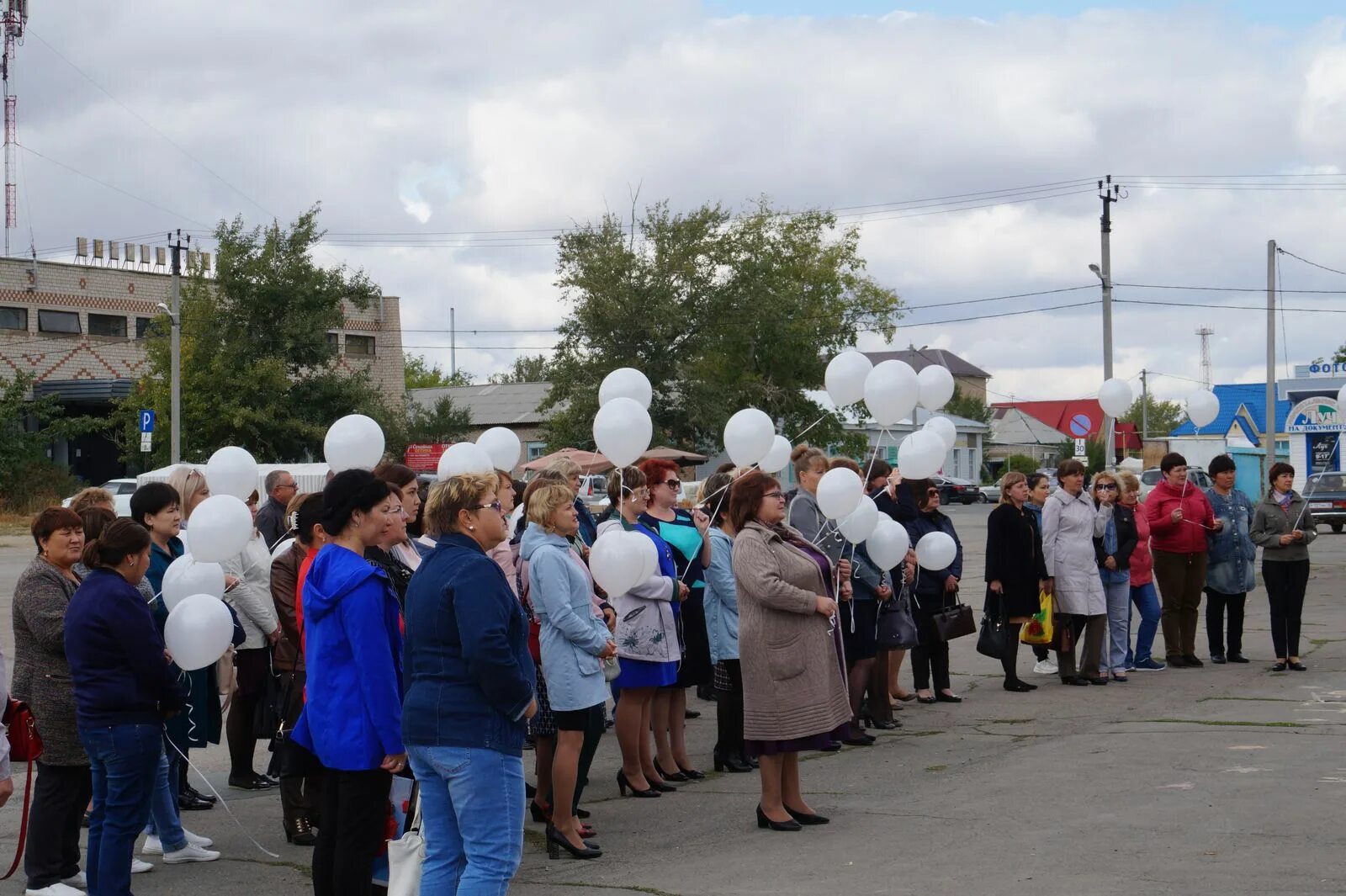 Погода в адамовке оренбургской области на неделю. РДК Целинник Адамовский район. Районный дом культуры Адамовский район. Джарлинская школа Адамовского района. РДК Целинник Адамовка.