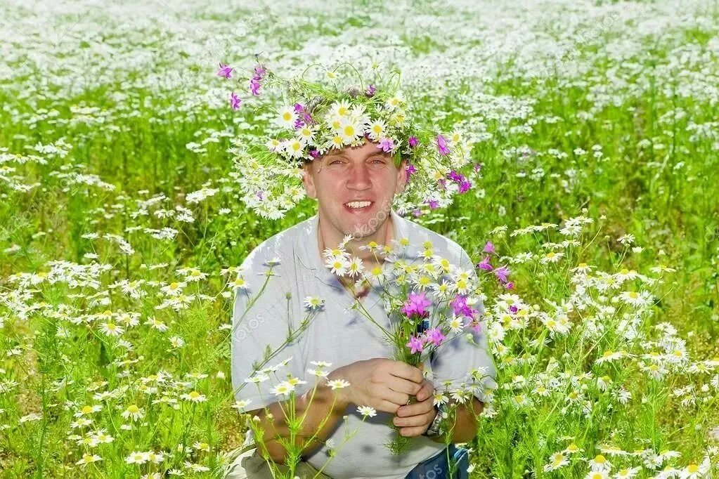 Мужчина с букетом ромашек. Парень с полевыми цветами. Мужчина с букетом полевых цветов. Мужчина в поле цветов.