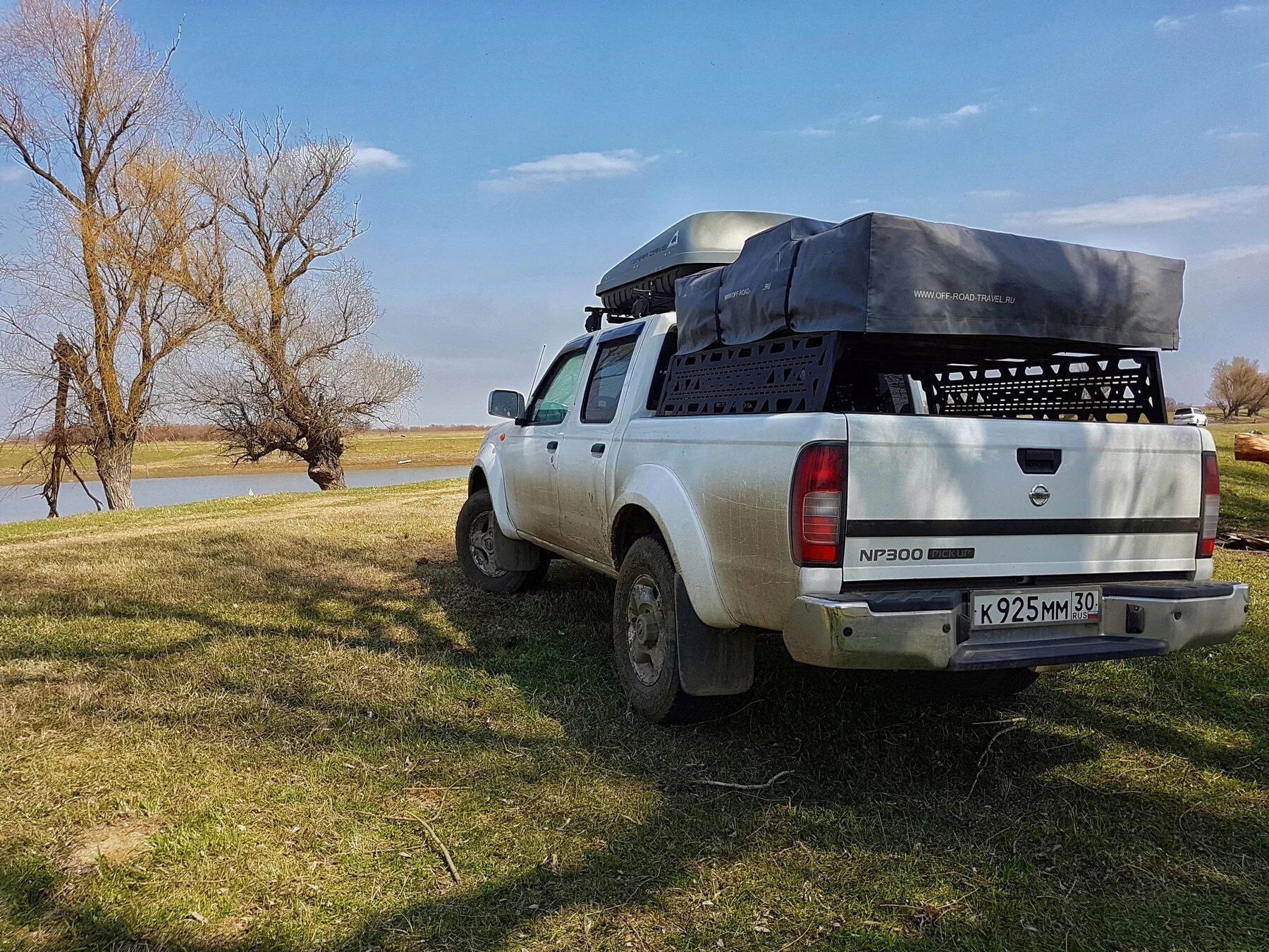 Пикап симферополь. Ниссан НП 200 пикап. Палатка на Ниссан НП 300. Кемпер Nissan np300. Nissan np300 экспедиционный.