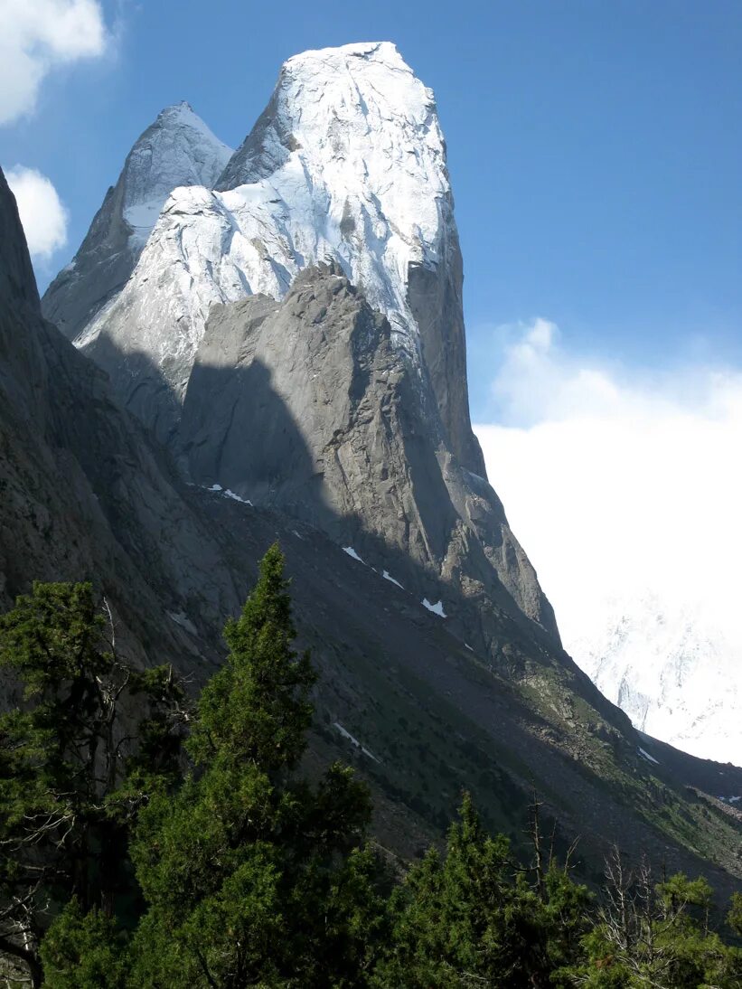 Кавказский парень в горах. Альпинизм в гималаях. Эверест гора восхождение. Высокогорный треккинг непал. Горы красота цитаты.