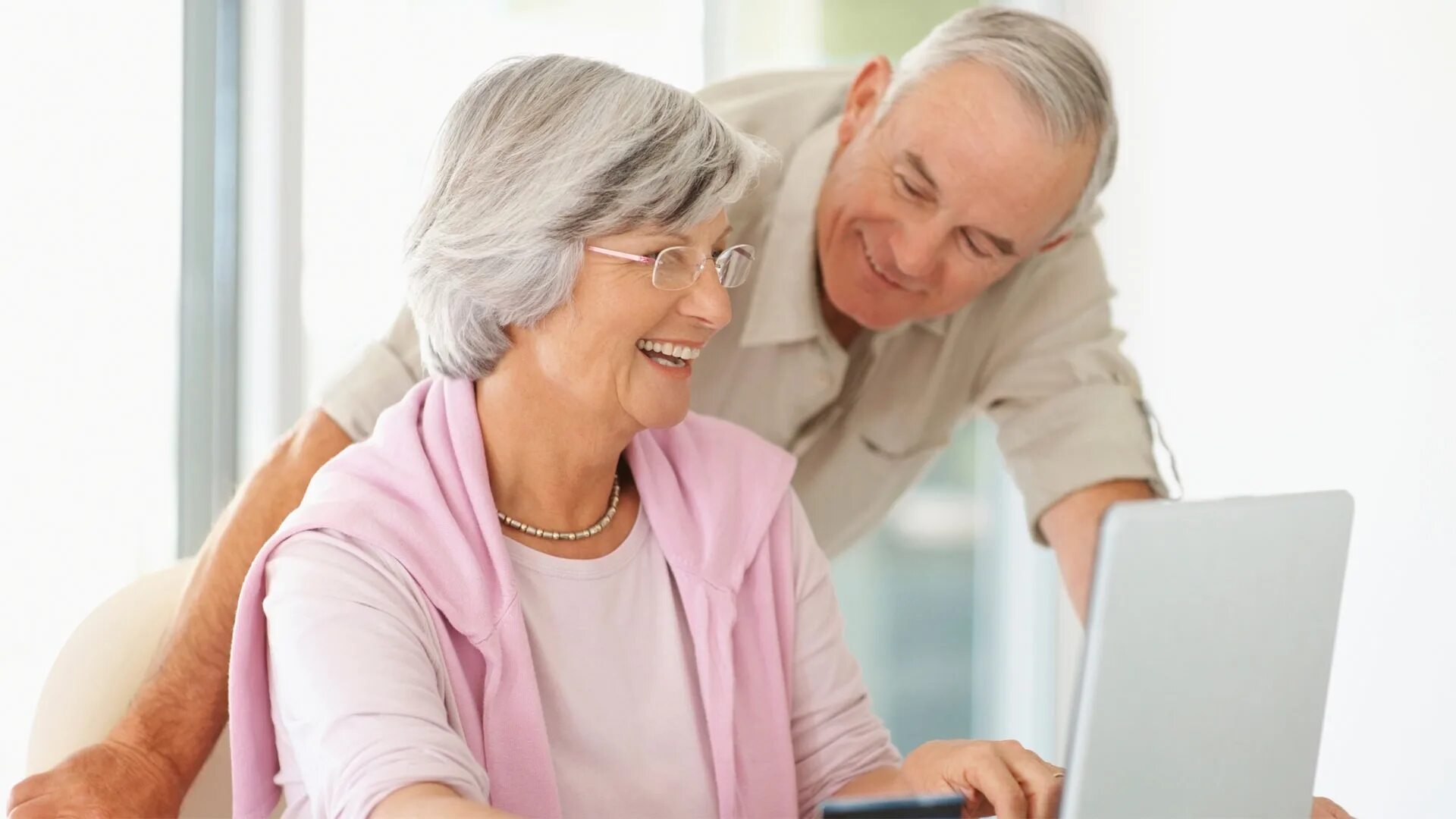 Старики и компьютер. Пенсионеры за компом. Пожилые люди и компьютер. Старики в интернете.