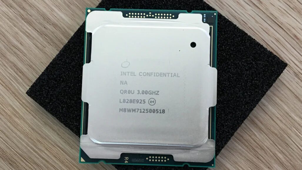 Intel core i9 10980xe. Intel Core i9-9980xe. Процессор Intel Core i9-9980xe. Intel Core i9-7980xe lga2066, 18 x 2600 МГЦ. Intel Core i9 extreme Edition.