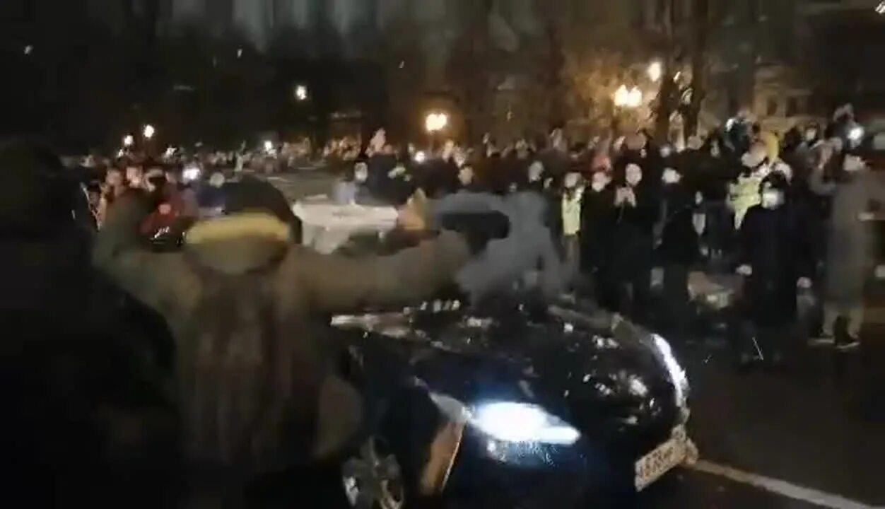 Разбили автомобиль на митинге. Разбили машины на митинге в Москве. Митинги в москве после смерти навального