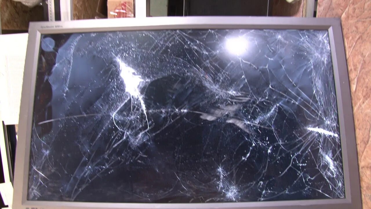 Разбитая матрица на телевизоре. Матрица для телевизора samsung. разбита матрица на телевизоре самсунг. разбитый телевизор. разбитый жк телевизор samsung.