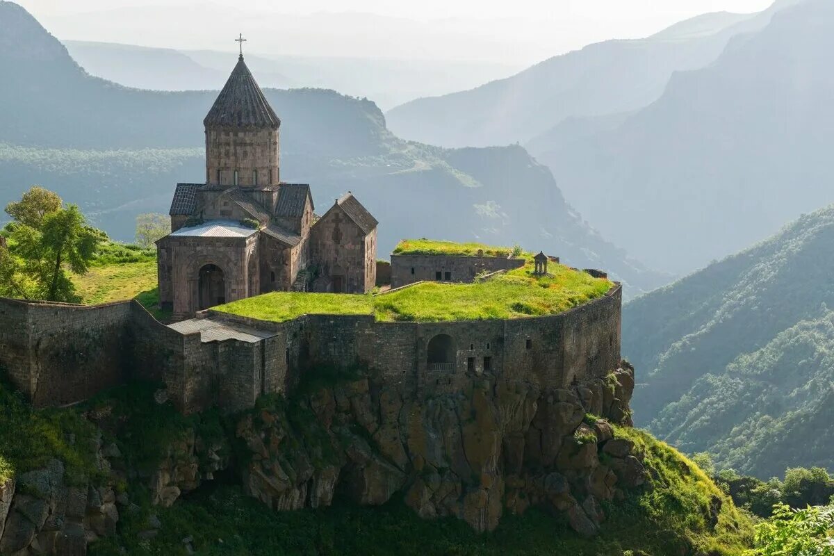 S armenia. Монастырь Татев Армения. Армения монастырский комплекс Татев. Церковь Татев в Армении. Храм в горах Армении Татев.