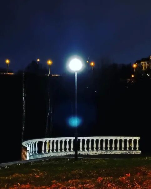 Долгопрудный ночью. Физтех био долгопрудный. Красивый парк вечером. Долгопрудный ночью. Вид из окна на город.